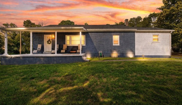 The Blue House - Beautiful 3-bedroom ranch with yard in Harrisburg