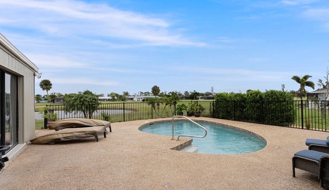 The Cozy Coconut~2Bd~2Ba~PRIVATE POOL~GOLF COURSE VIEW~NEARBY BEACHES