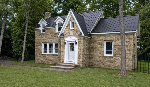 The Fairy Tale House - Minutes to PSU & Downtown - HOT TUB & FENCED IN YARD!