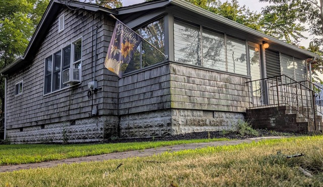 “THE GOOSE” A Charming 2-bedroom bungalow with WiFi and AC in Mastic Beach.