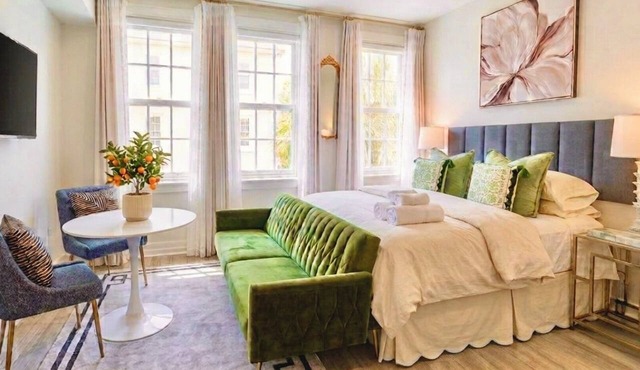 The Green Room - Modern Poolside Studio, Parking Spot, 24x7 Reception Desk