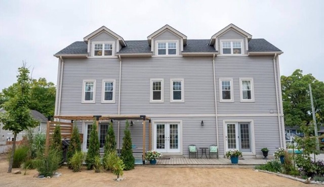 The Grey Beach House! In the heart of Grand Bend