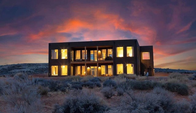 The Highlander: 4000sf Luxe Villa, Rooftop Hot Tub