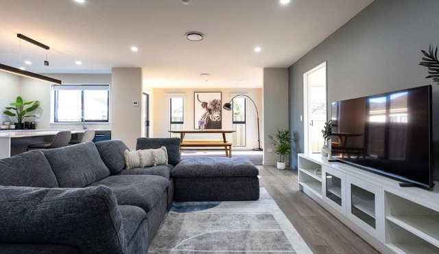 The Landing Pad - Family Home Near Airport