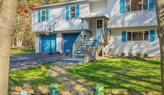 The Leisure Nest Bird themed retreat w/hot tub, fire pit, gameroom, gym & more.