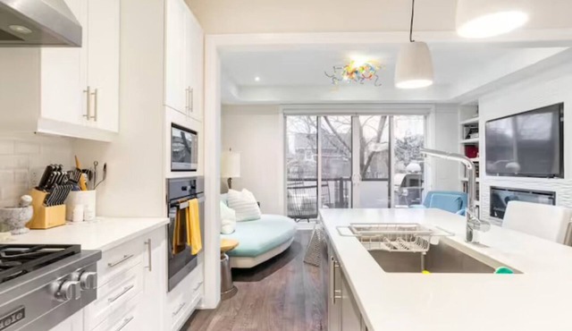 The One Toronto Home - Elevator & Jacuzzi