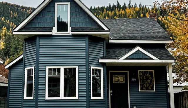 The Pines –Your Luxury Wallace Adventure Base near Trails, Ski Resorts & History