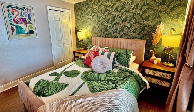 The Pink Flamingo - Oasis w/Heated Pool, Hot Tub, Heated Outdoor Shower