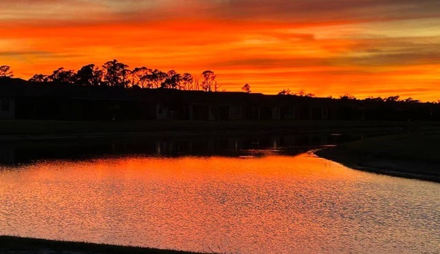 The Sunset House - Bright, Coastal, Pond View, Amenities and Close to Beaches