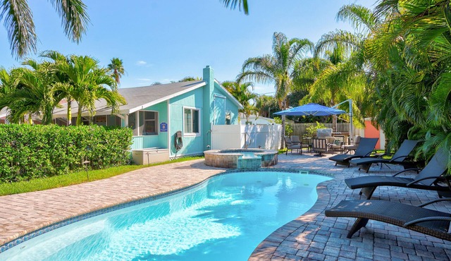 The Surf Cottage. Walk To Beach, Shops, Dining & Water Sports