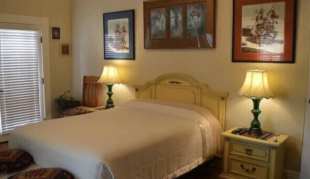 The Tucson Room-Within Walking distance to all bars/Restaurants/Shops