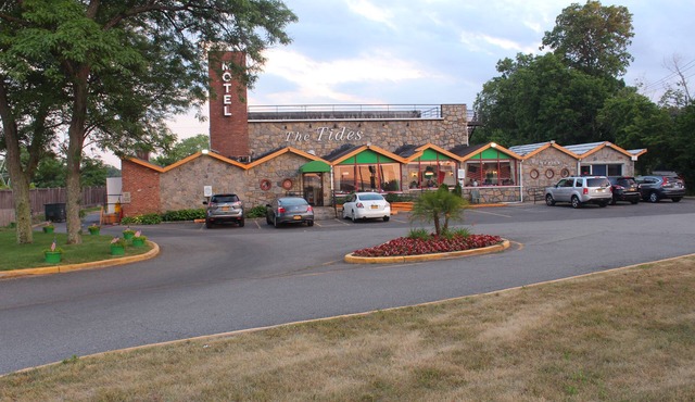 Tides Motor Inn at Stehli Beach