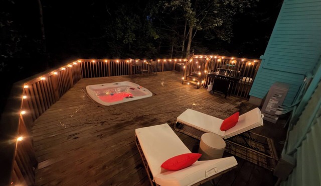 Tiffany Dreams Luxury Spa Retreat in the Poconos w/Sauna, hot tub