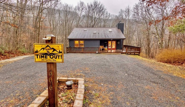 Time Out! Hot Tub! Fire Pit! New Deck, sleeps 10+