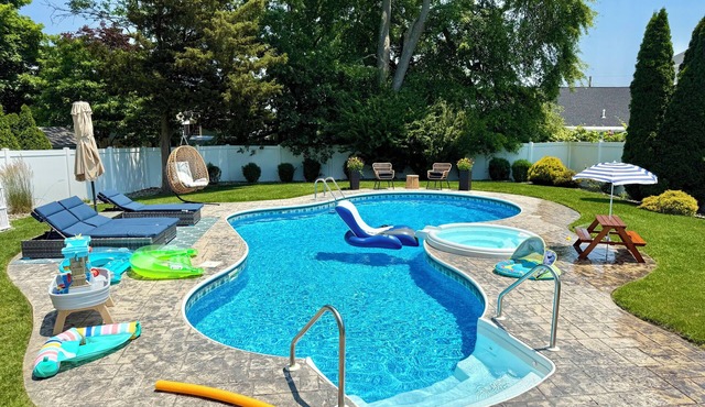 Toddler Friendly, toys, boardwalk, beach, downtown, POOL, & clean! You get ALL!