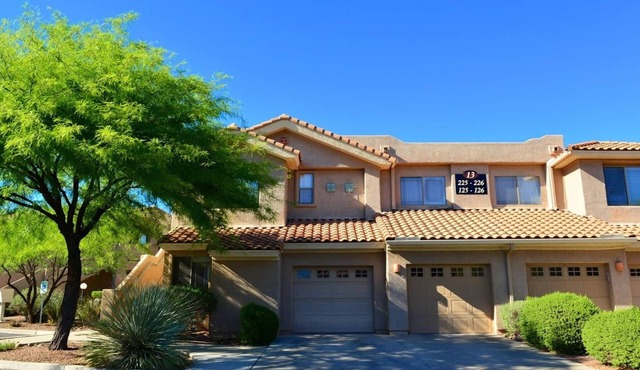 Top-Floor Oro Valley Condo: Views, Pool & Spa