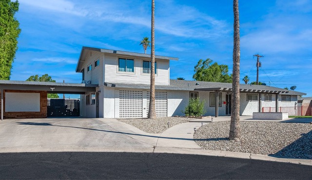 Tranquil Oasis centrally located and close to the Hospital, parks, and food.