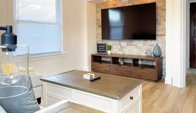 Tranquil Urban Haven Stylish 2-BR Apartment