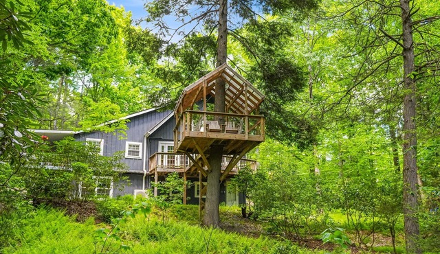 Treehouse Chalet w/Hot Tub, games, creek, 6 acres