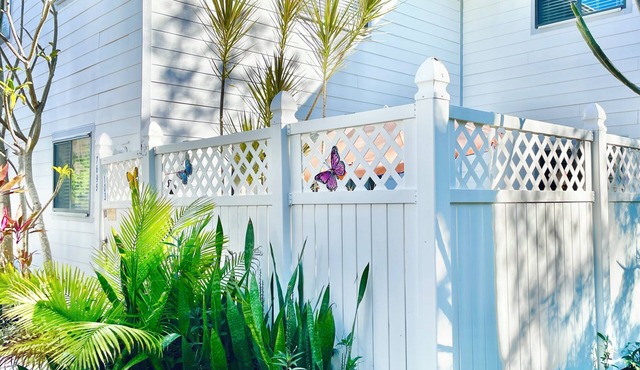 TROPICAL BREEZE TOWNHOUSE WITH LARGE PRIVATE PATIO 2 BEDROOMS-2 BATHROOMS