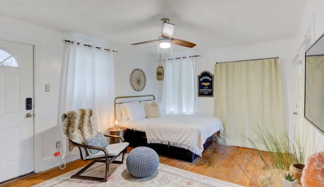 Tucker #2 (Studio) · Studio Oasis+Private Patio -Super Walkable-Midtown