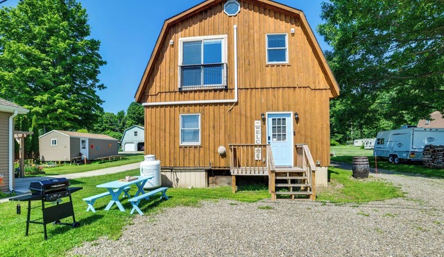 Ultimate Relaxation! Lake-View Cottage in Bradford
