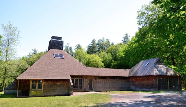 UNIQUE! 40 Pvt. Ac. Fireplace, Grill, Enclosed Heated Pool & Hot Tub