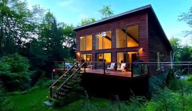Unique and Private 25ft Waterfall House in Hunter