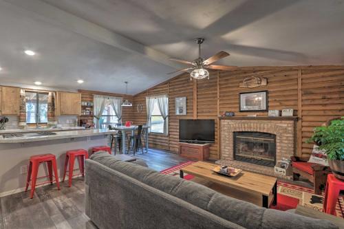 Updated Strawberry Family Cabin w/2 Private Decks