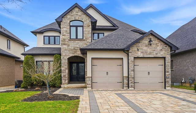 Upscale 3 Bedroom Welland Retreat with Parking