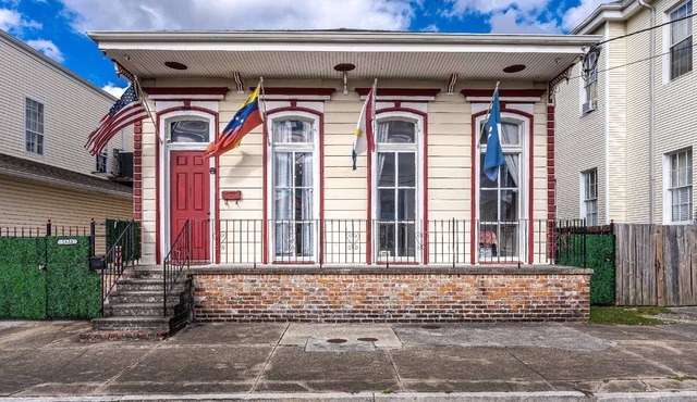 Uptown Oasis: Pet-Friendly 5BR, 3BA, Near St Charles Streetcar, French Quarter