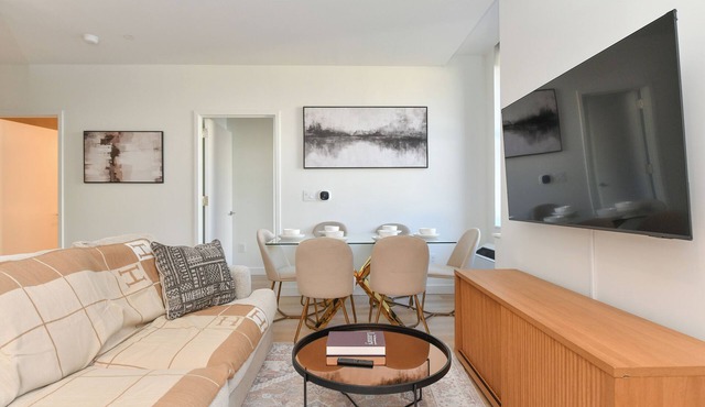 Urban Escape : Bright 2BR/2BA in FiDi