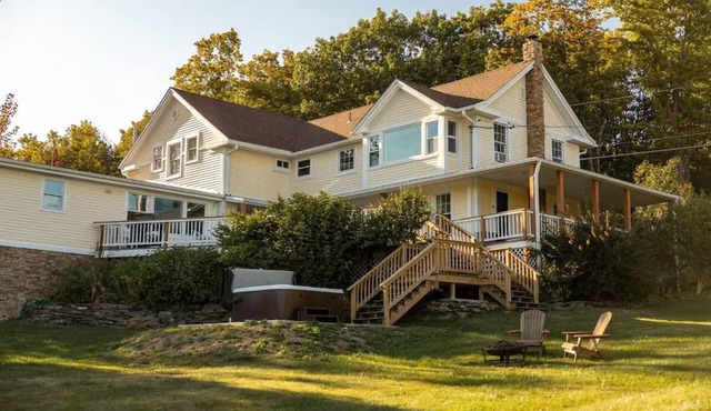 Valley VIEWS! Hot tub, Game Room, Acres to Roam!