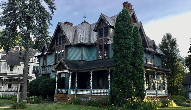 Victorian upstairs 1-bedroom apartment in Cortland NY/with WiFi. In Ground pool