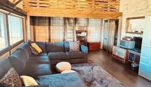 Vintage Barn with BBQ, Projector & Fresh Veggies