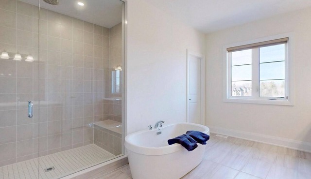 VIP Ensuite near Wonderland Vaughan in a luxurious house with all the comforts