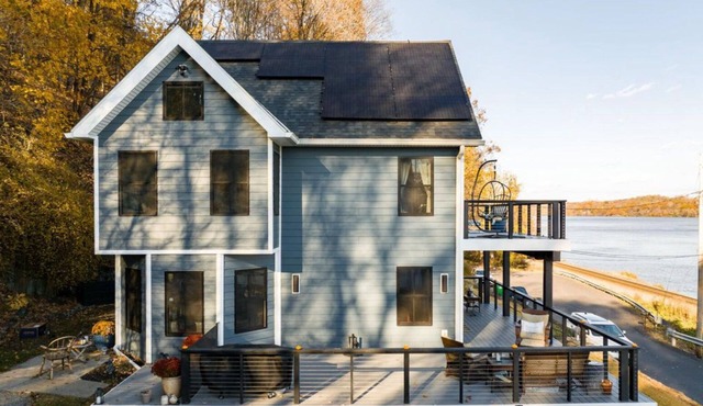 Wake-up to Hudson River Sunrises- Historic Riverfront Retreat.