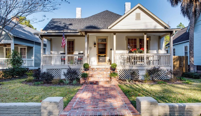 Walk to Broad St! Family Home in Historic District