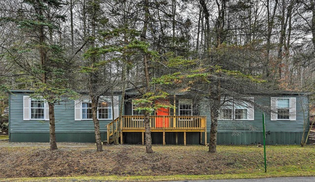 Walk to Lake! All-Season Retreat in Poconos Mtns