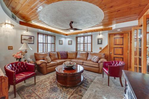 Walk to Park: Family Home in Monroeville!