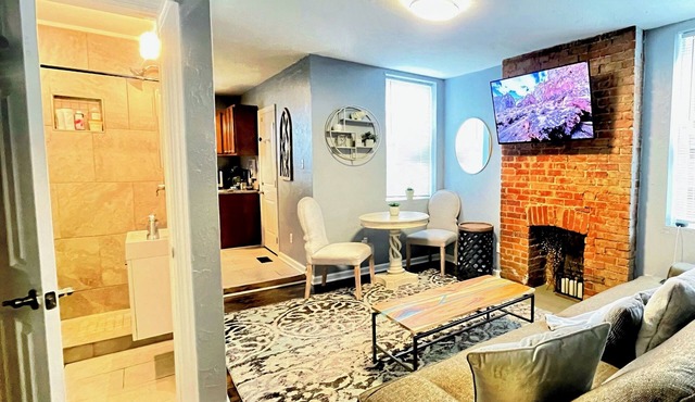 WALK to PNC Park, Children's Museum, Steps from AGH + Free Park, 1 BR, Sleeps 4