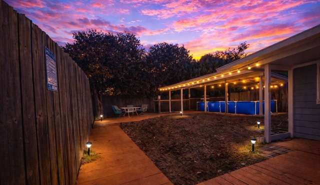 Walk to restaurants, Private Pool, fenced in yard, 4 min to beach