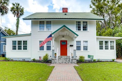 Walk to Stetson and Historic Downtown DeLand!