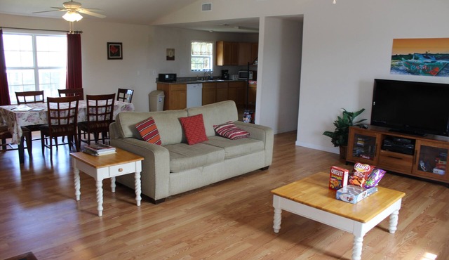 Water Front Beach House on the Bay, Boat Launch, Great Sunsets & Tiger Beach