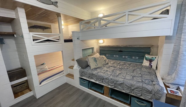 Waterfront 2 Bedroom - 2 Blocks from the Beach - Premium Location