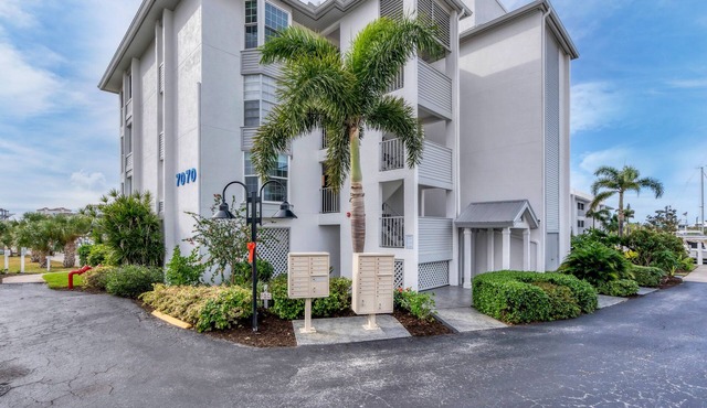 Waterfront Condo, Private Beach Access & Beautiful Pool. Top floor Great View