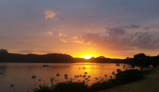 Waterfront Cosy Cottage on the beautiful Tutukaka Coast. Sleeps 4. 1 bthrm.