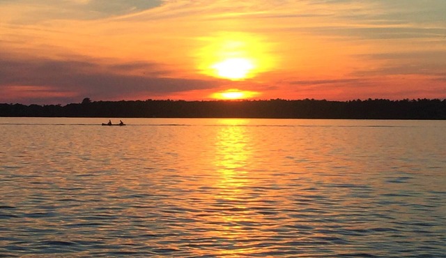 Waterfront Cottage on Sturgeon Lake with AC & WIFI