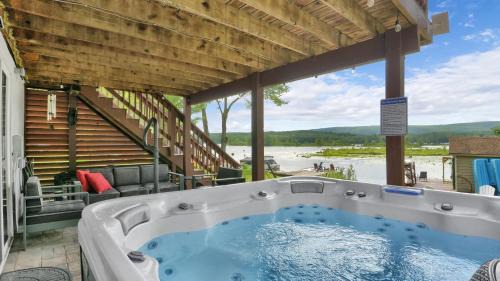 Waterfront, Hot Tub, Dock Kayaks, Movie Game Room