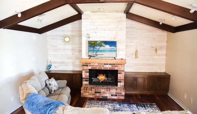 Waterfront oasis 23 miles from Downtown New Orleans! Downstairs guest quarters!